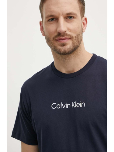 Памучна тениска Calvin Klein в тъмносиньо с десен