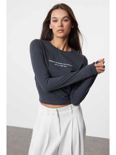 Trendyol Anthracite Slogan Printed Crop Stretch Knit Blouse