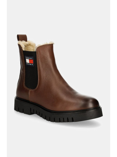 Кожени боти челси Tommy Jeans TJW CHELSEA BOOT WL в кафяво с равна подметка с изолация EN0EN02626