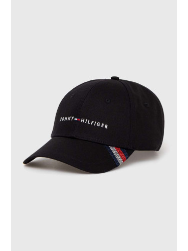 Памучна шапка с козирка Tommy Hilfiger в черно с апликация AM0AM12532