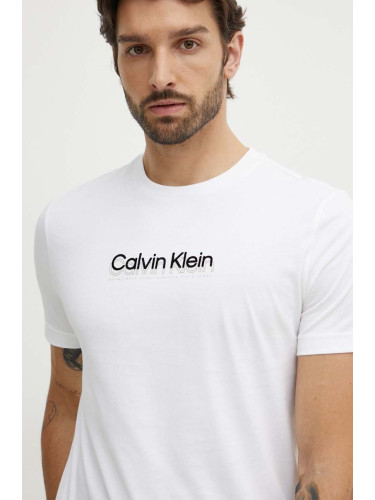 Памучна тениска Calvin Klein в бяло с апликация K10K113118