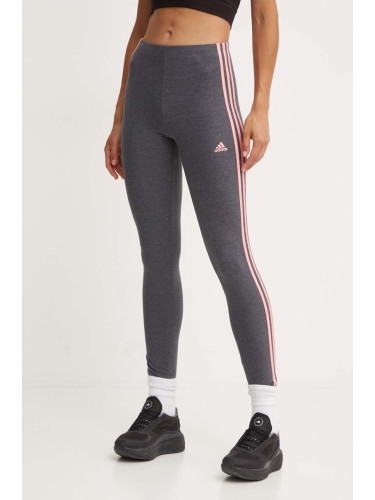 Клин adidas Essentials в сиво с апликация IY4247