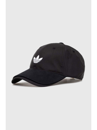 Шапка с козирка adidas Originals в черно с апликация IW8626